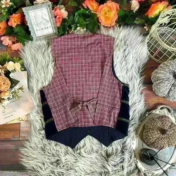 VINTAGE Studio Collection Navy Velvet Embroidery &
Floral Detail Button Vest, PM - Picture 8 of 9